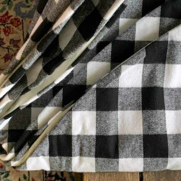 Flannel Holiday Tree Skirt with Felt Back, Velcro Fasteners NEW - Picture 2 of 9